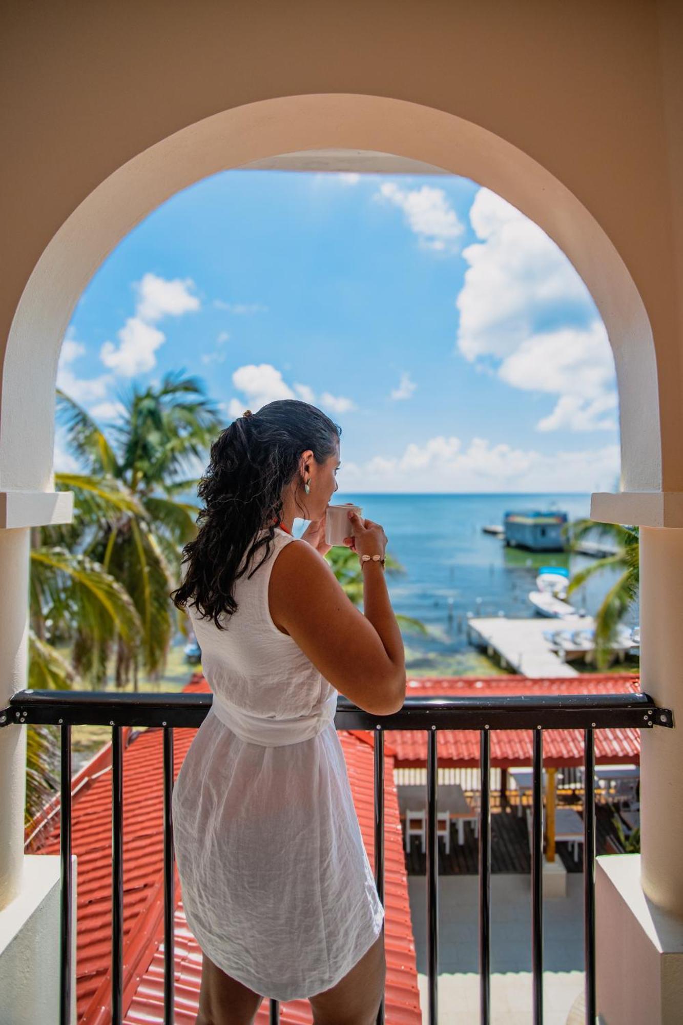 SunBreeze Suites San Pedro  Exterior foto