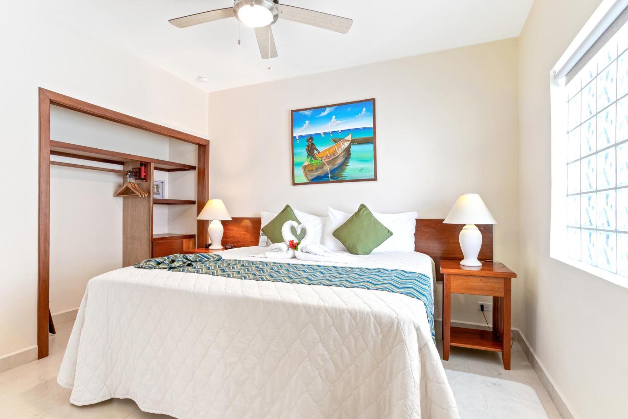 SunBreeze Suites San Pedro  Exterior foto